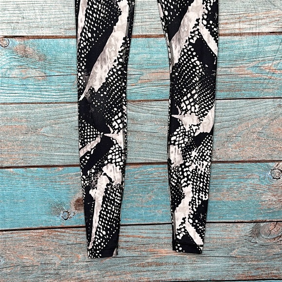 Lululemon Black White Leggings Pants Size 4 - Picture 6 of 7
